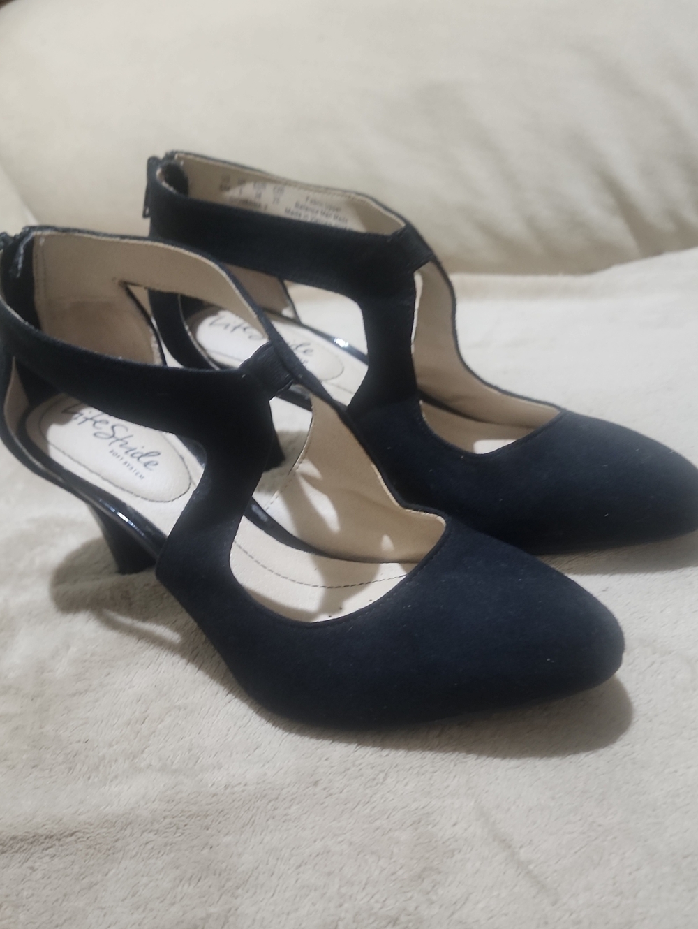 NWT.Life Stride Black T-Strap Mid-Heel Pumps